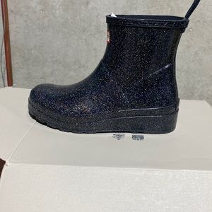 Woman’s short Hunter boots size 7 . Style is called starcloud.